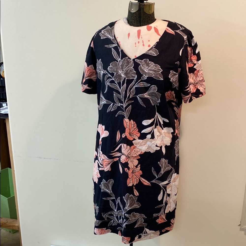 Floral V-Neck Dress - Black and Pink M